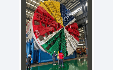 Cine e… „Uriasul”?